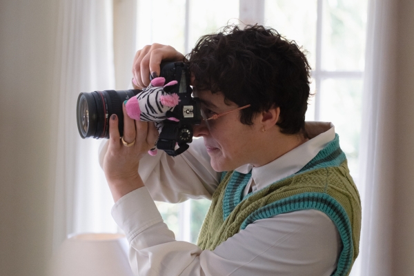 Sylbohec en train de photographier avec son appareil reflex